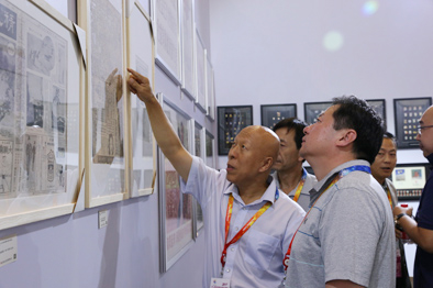 北京市体育局副局长陈杰（右）与体育收藏家李祥（左）